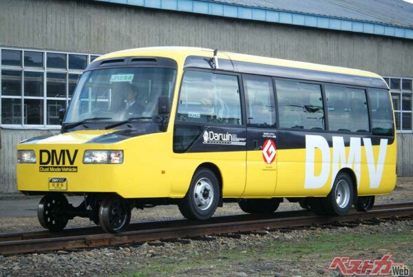 フロント部にある金属車輪でレール上を走る