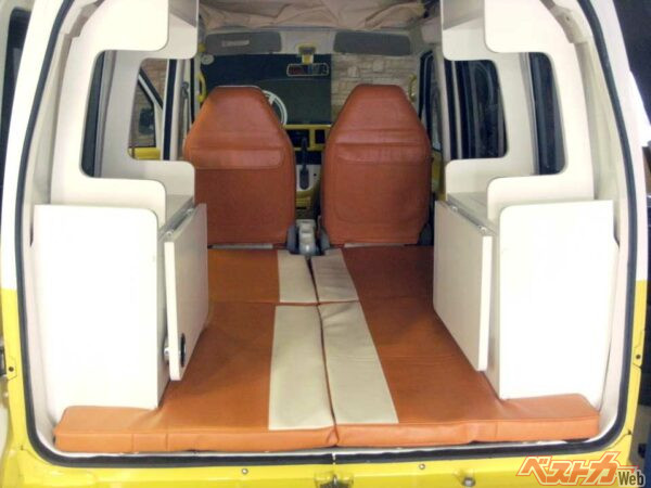 フロント部にある金属車輪でレール上を走る