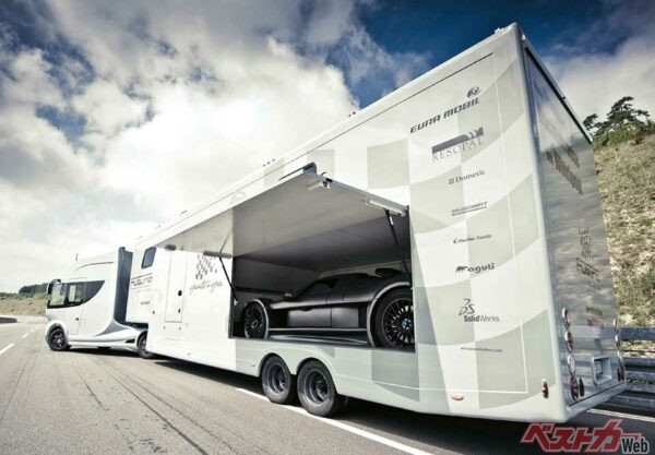 ボディのサイド面を開けるとガレージになっており、中にクルマがあるのがわかる