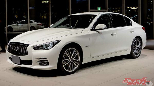 発売されたばかりのV37型スカイライン。北米では『インフィニティQ50』として販売されており、国内向けのモデルにもインフィニティエンブレムを装着。3.5L、V6+モーターのハイブリッドでシステム出力364ps、JC08モード燃費17.8km/L