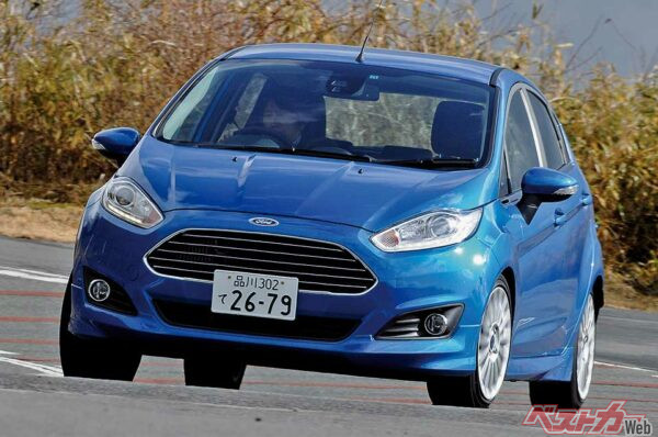 229万円の価格で登場したフォードフィエスタ。直列3気筒の1Lターボエンジンは100ps/17.3kgm。コンパクトカーの新たな魅力を見せてくれる