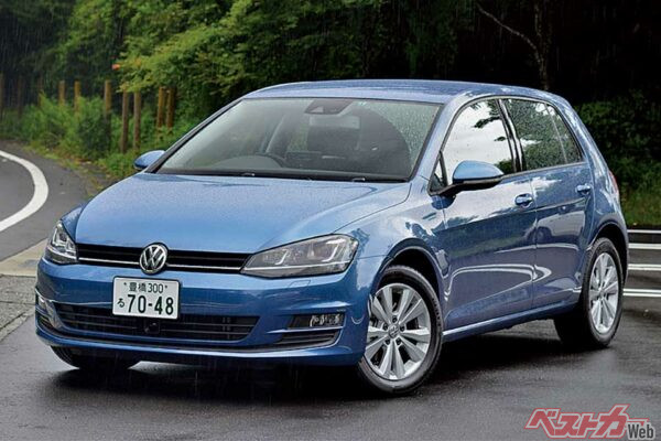 2位 VWゴルフTSIコンフォートライン……もはや『定番』の安心感を持つVWゴルフ。トップのV40とは1ポイント差で、どちらが1位でもおかしくはない実力拮抗。269万円のコンフォートラインは1.2Lターボで105ps/17.8kgm。トルクフルな走りだ