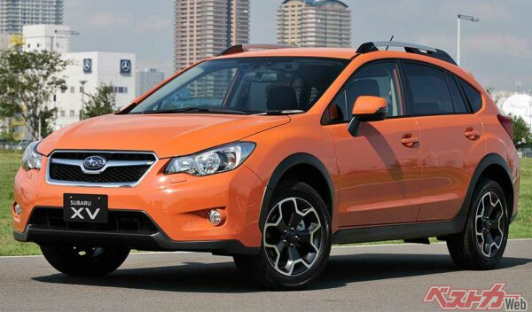 1位 スバルXV……現行インプレッサスポーツがベースのクロスオーバーSUV。2012年9月デビュー。新型ヴェゼルハイブリッドを振り切り、1位に輝いた