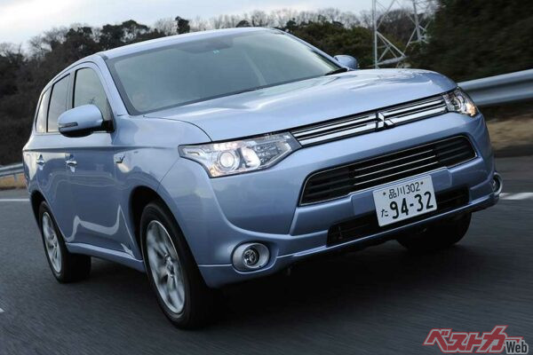 1位 アウトランダーPHEV……日本で2番目のプラグインハイブリッド車として2012年12月デビュー。モーターのみのEVモード、エンジンメインのシリーズ走行モード、必要に応じモーターアシストを行うパラレル走行モードを持ち、JC08モード燃費67.0km/Lをマーク