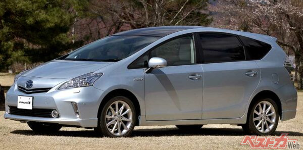 4位 トヨタ プリウスα……2011年5月に登場した現行プリウスをベースとしたワゴン（2列5人乗り）とミニバン（3列7人乗り）。ベースのプリウスからホイールベースを80mm延長し、7人乗りはリチウムイオンバッテリーを採用