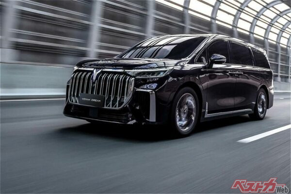 VOYAHドリーマーの全長は5.3m超。全幅も2m近いが全高が約1.8mと低く、ロー＆ワイド感がある