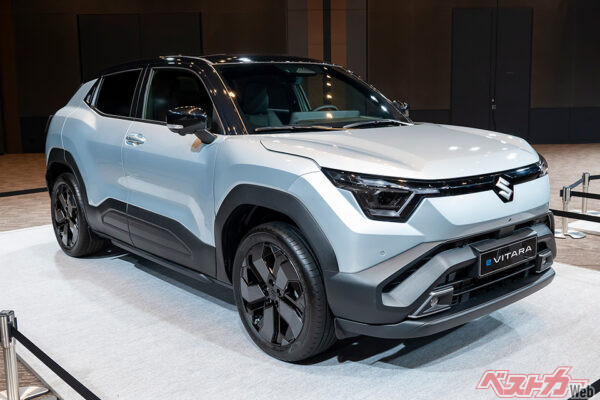 2025年度中に導入されるスズキ eVITARA。前後にモーターを積むBEVの4WDで、出力は184ps/30.6kgm。全幅1800×全高1635mmのワイド＆ローのスタイルを持つ