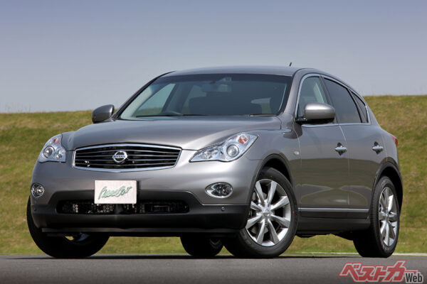 日産 スカイラインクロスオーバー(2009年登場)ボディサイズは全長4635×全幅1800×全高1600mm。330psの3.7L・V6エンジン搭載