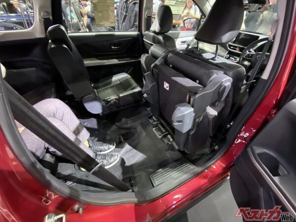 2列目シートをチップアップすれば、3列目へ楽にアクセスできる