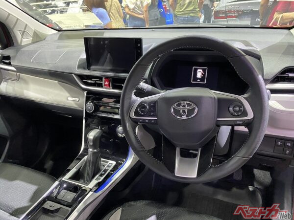 7インチのTFTインストルメントパネルや、9インチタッチスクリーンディスプレイなど、運転席周りのインテリアは、日本のライズとそっくり