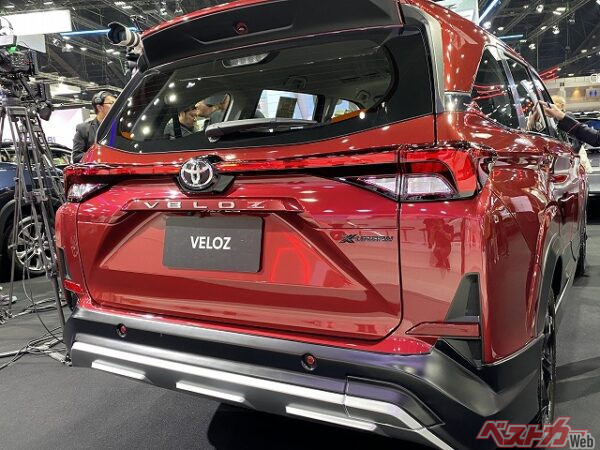 リアデザインもライズ／ロッキーにそっくりだが、左右のテールランプを繋いだデザインは東南アジア向けとしてオリジナル仕様となっている