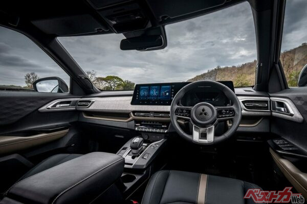 三菱エクスフォースハイブリッドのインテリア。パジェロで使われていた三連メーターをオマージュしたマルチメーターがユニークだ