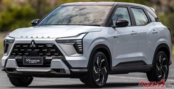 コンパクトなボディに、つり目のヘッドライトや、ハイブリッド専用のフロントグリルが施されたエクスフォースハイブリッド。ド派手なフロントマスクは、アジア諸国の若者に好まれそうだ