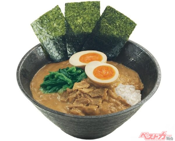う、うまそうじゃ！ 見た目はまさに「横浜家系ラーメン」。でも、カレーライスなんです！  海苔、煮卵、ほうれん草は盛り付け例だけど、テンション上がるビジュアルですね～