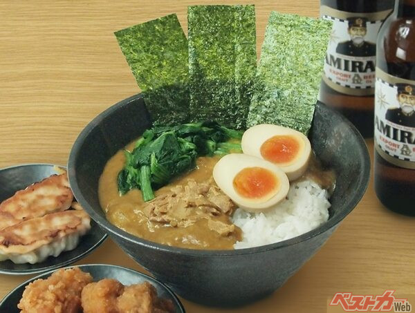 横須賀市のご当地グルメ「よこすか海軍カレー」の風味が活かされている。スパイシーさのなかに、ラーメンのニンニクの香りが立ちのぼり……たまらん！ ちなみに、画像の餃子と唐揚げはイメージです