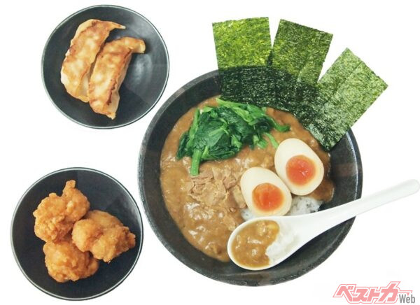 真上から見た『横浜家系カレー』。再度言いますが、餃子と唐揚げはイメージです。……正直なところ、この3点セットには男の夢が詰まってますね!