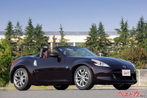 日産 フェアレディZロードスター（Z34・2009年登場）。パワートレーンはクーペと共通の3.7L・V6で、6MTもしくは7ATとの組み合わせ