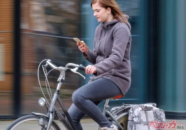スマホ「ながら運転」1万2000円！　自転車「青切符」取締りがやってくる