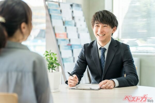 代理店型は、代理店の担当者が手続きをサポートしてくれるため、保険の知識がなくても、加入者が必要な補償を選んで加入をすることができる。特にクルマを複数台所有している場合はメリットが大きくなる可能性が（PHOTO：Adobe Stock_buritora）