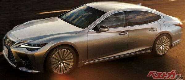 トヨタのアドバンスドドライブは、高速道路と自動車専用道路の本線から分岐まで運転を支援するシステム。高速道路上でのハンズオフドライブが可能