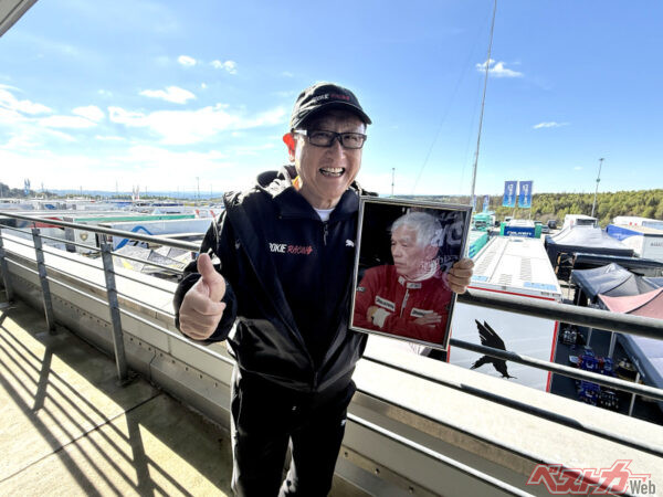 モリゾウさんは師匠である成瀬弘さんに無事完走したことを報告