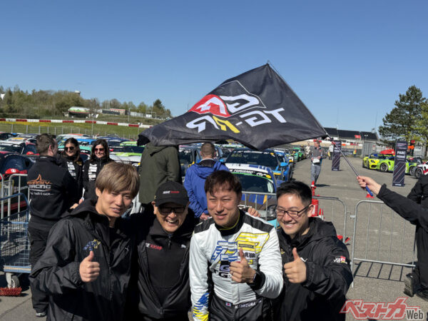 GRヤリスをドライブした大嶋選手、モリゾウさん、石浦選手、豊田大輔選手が記念撮影。後ろで必死に旗を振っているのが実はトヨタの中嶋副社長