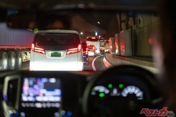 渋滞緩和は合流から生まれる!?(naka@Adobe Stock)