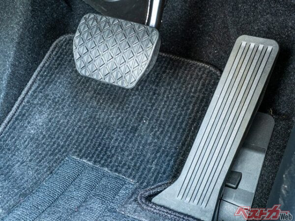 フットブレーキもサイドブレーキも要チェック!(Kumi@Adobe Stock)