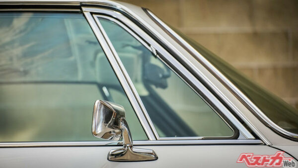 三角窓は真夏でも全開にすると、走行中はクーラーいらずで快適に運転することができたが、地球温暖化が進む今となっては、三角窓からの風だけでは猛暑は乗り切れないかも（theimageengine@Adobe Stock）