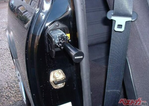 アンブレラポケット （1986年3代目パルサー） 2代目パルサーから3代目まであった。アイデアは悪くなかったのだが、ドアのポスト部に挿すという使い勝手の悪さで自滅？