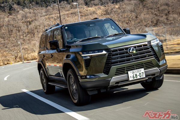 4970mmの車体は小さくないが、走りには軽快感がある。タイヤは日本専用のオールシーズン（265/65R18）を履く