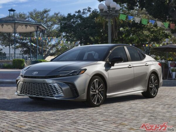 現在、11代目となるカムリ。日本での販売は行われておらず、アメリカでは規制の関係でハイブリッドのみのラインナップとなっている。