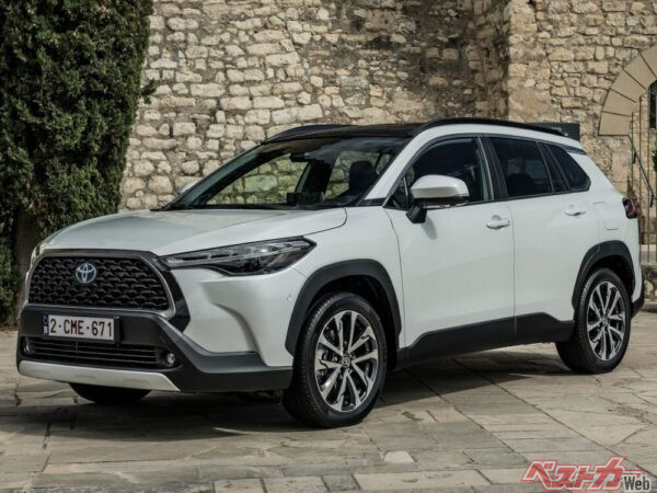 トヨタが日本、北米で販売しているカローラシリーズ初のSUVモデル。フロントマスクを中心に、デザインは日本仕様とは大きく異なっている。
