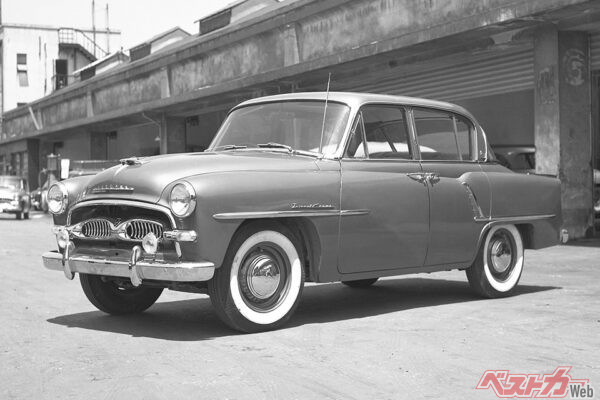 1955年に初の本格的な純国産乗用車として生まれた初代クラウン。あらゆる面で日本車の歴史の起点となった