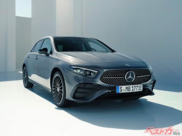 メルセデス・ベンツのエントリーモデルである現行Aクラス。安全性、走行性能などの基本性能をガッツリと確保しつつ、489万円〜と価格もきっちり抑えられている。非常にコスパの高いコンパクトモデルと言えるだろう。