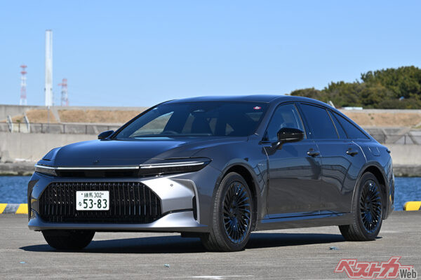 変わりながらも、今まで支持されてきた価値観も堅持するのがクラウン流の戦法だ