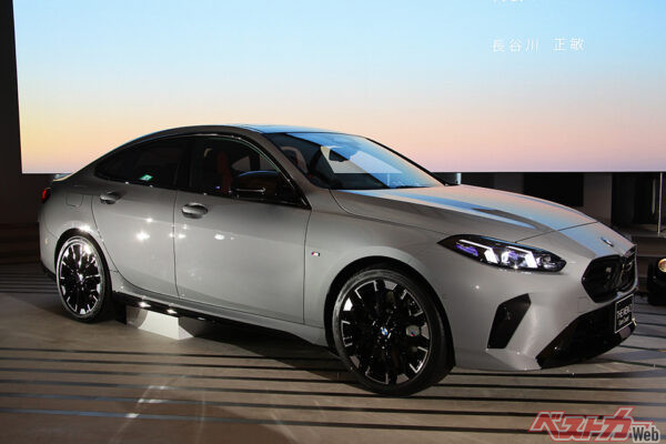 こちらは最上級グレードのM235 xDrive。2L直4ターボエンジン（300.5ps/40.8kgm）を搭載する