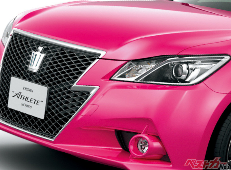 真っピンクのセダンにネオンカラーの軽自動車まで!! 奇想天外すぎる