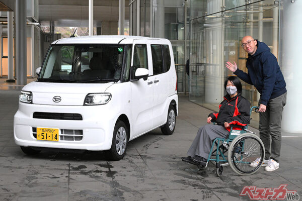 タントスローパー。昇降シートや回転シートのモデルもあるが、車いす移動車を月に300台以上も販売する人気車となっている