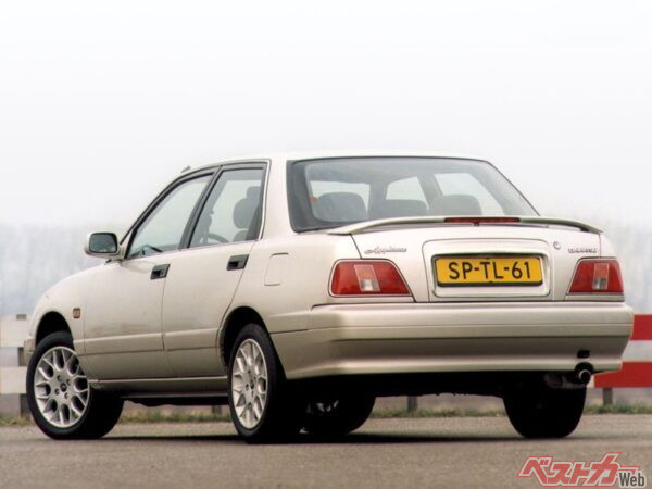 コンサバティブな4ドアセダンに見えるが、リアウインドウもろとも大きく開くハッチバック車となる