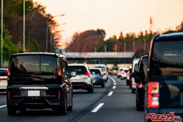 渋滞していると、クルマは追い越し車線に集まってくる傾向がある（PHOTO：Adobe Stock＠show999）