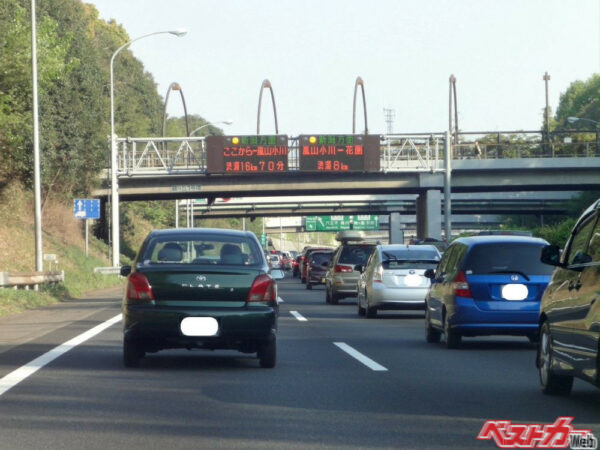 関越道下り。3車線とも渋滞した状態ではどの車線を走っていても到着時間はさほど変わらないことが多い