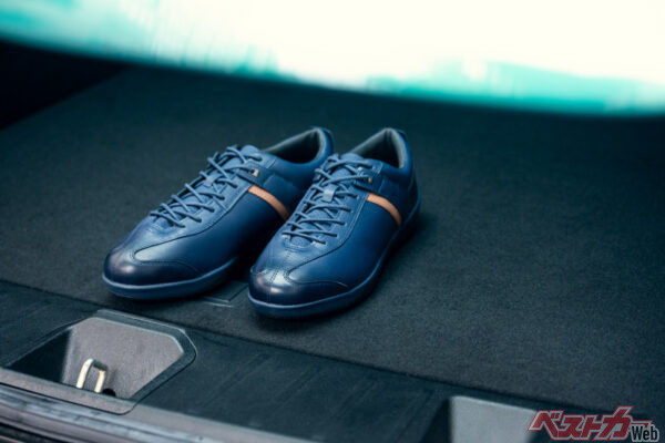 天然皮革を用いたベラクラチッチLも展開中。価格は1万9800円