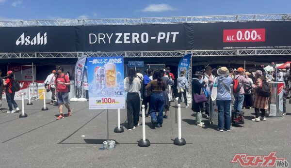 ブースは大盛況。ところで看板に気になる「氷」の文字が!!