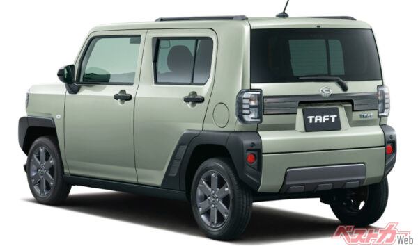 特別仕様車「ダーククロム ベンチャー」のリアビュー。リアコンビランプをつなぐように装着された、ダークブラックメッキ調パネルが特徴