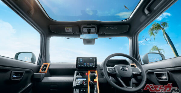 うひょ~! 最高!! 国産モデルでは稀有なガラスルーフ標準装備。タフトの最大の魅力といえる