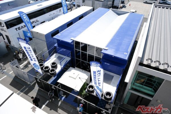 左右2台のトランスポーターの間にテラスがある形だ。幅だけでいえば従来のトランスポーターの約3倍