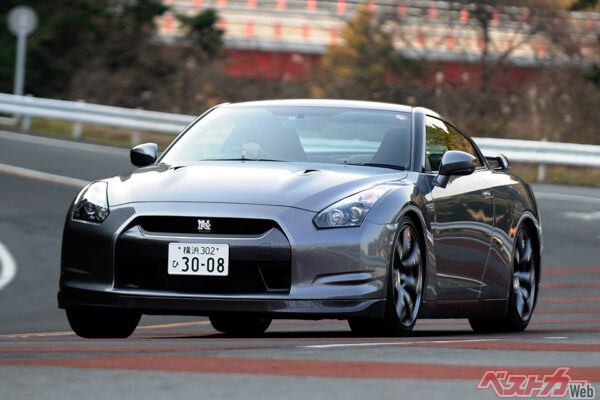 最初期（2007～2010年）中古相場：750万～1300万円　タマ数：★★★★☆　2007年のデビュー時は480ps/60.0kgmのスペックで、新車価格は777万～834万7500円!!