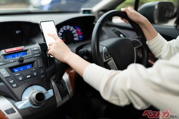 「ながら運転」による死亡重傷事故リスクは3.8倍も高い。絶対にやめよう（sand555＠AdobeStock）