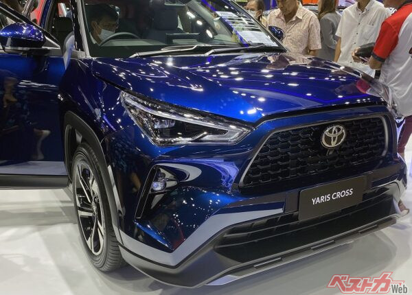 東南アジア市場向けのヤリスクロス。パワートレインは、1.5リッターの直列4気筒ガソリンエンジン＋駆動用モーターのハイブリッドで、駆動方式はFF（2WD）のみ。燃費は26.3km/Lと優秀